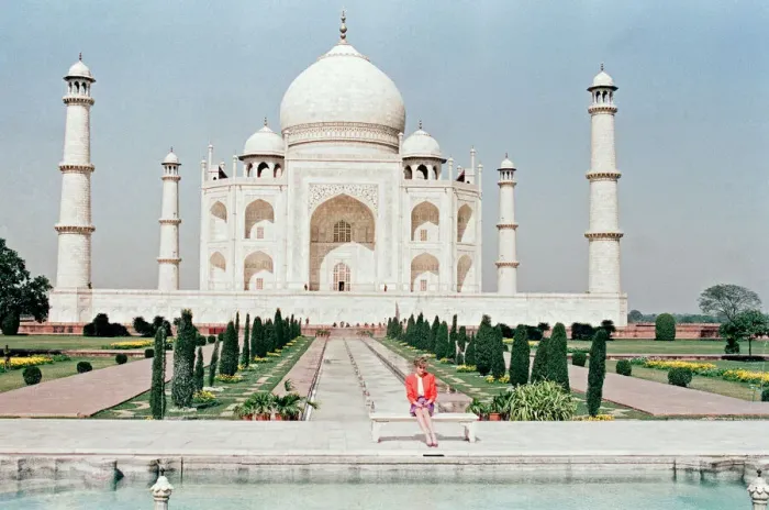 Framed Print : Princess Diana at the Taj Mahal, Agra, Uttar Pradesh, India, 11th February 1992 Framed Print : Princess Diana at the Taj Mahal, Agra, Uttar Pradesh, India, 11th February 1992