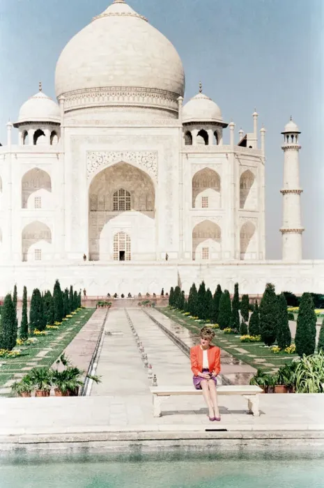 Framed Print : Princess Diana at the Taj Mahal, Agra, Uttar Pradesh, India, 11th February 1992 Framed Print : Princess Diana at the Taj Mahal, Agra, Uttar Pradesh, India, 11th February 1992