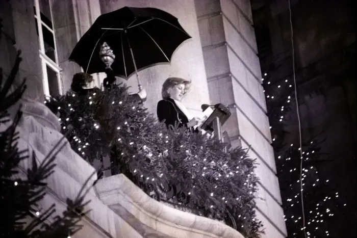 Framed Print : Princess Diana turns on the Christmas lights on Regent Street, November 1981 Framed Print : Princess Diana turns on the Christmas lights on Regent Street, November 1981