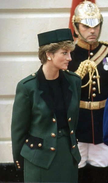 PRINCESS DIANA AT VICTORIA STATION WAITING FOR THE ARRIVAL OF ITALIAN PRESIDENT COSSIGA