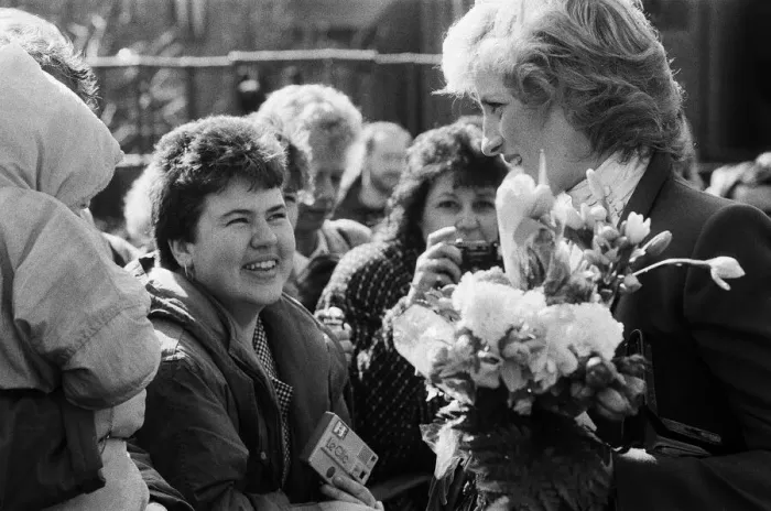 Framed Print : Princess Diana visiting the Boyd Court Guinness Trust Housing Estate, Bracknell