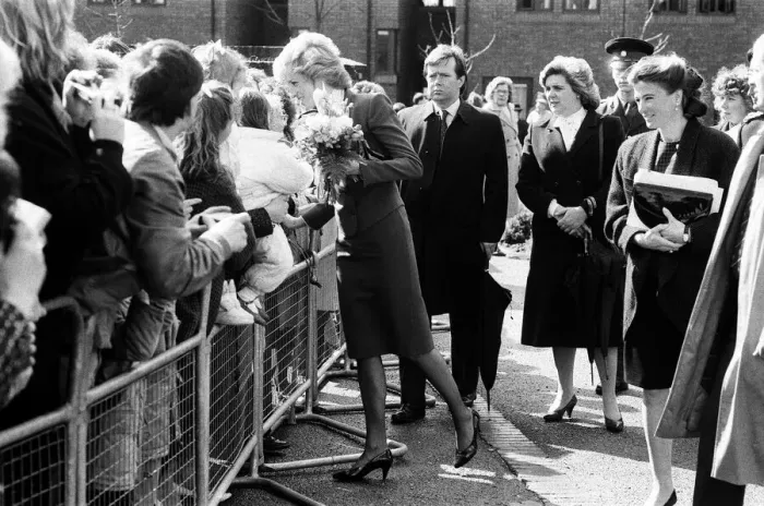 Framed Print : Princess Diana visiting the Boyd Court Guinness Trust Housing Estate, Bracknell Framed Print : Princess Diana visiting the Boyd Court Guinness Trust Housing Estate, Bracknell