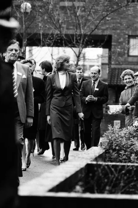 Framed Print : Princess Diana visiting the Boyd Court Guinness Trust Housing Estate, Bracknell