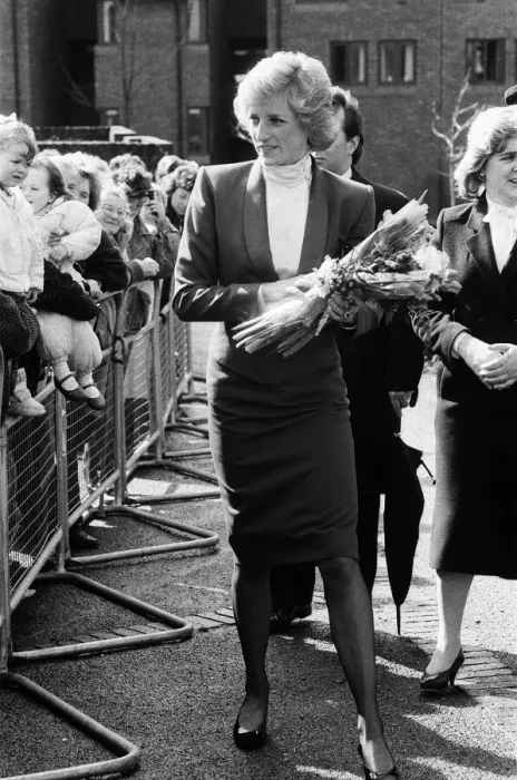 Framed Print : Princess Diana visiting the Boyd Court Guinness Trust Housing Estate, Bracknell Framed Print : Princess Diana visiting the Boyd Court Guinness Trust Housing Estate, Bracknell