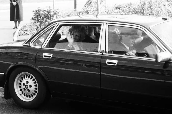Framed Print : Princess Diana visiting the Boyd Court Guinness Trust Housing Estate, Bracknell Framed Print : Princess Diana visiting the Boyd Court Guinness Trust Housing Estate, Bracknell