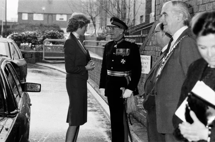Framed Print : Princess Diana visiting the Boyd Court Guinness Trust Housing Estate, Bracknell