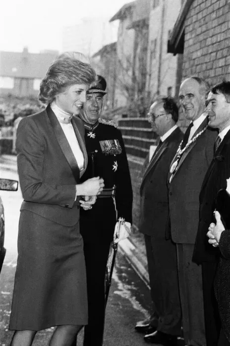Framed Print : Princess Diana visiting the Boyd Court Guinness Trust Housing Estate, Bracknell Framed Print : Princess Diana visiting the Boyd Court Guinness Trust Housing Estate, Bracknell