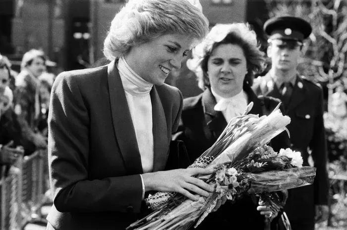 Framed Print : Princess Diana visiting the Boyd Court Guinness Trust Housing Estate, Bracknell Framed Print : Princess Diana visiting the Boyd Court Guinness Trust Housing Estate, Bracknell