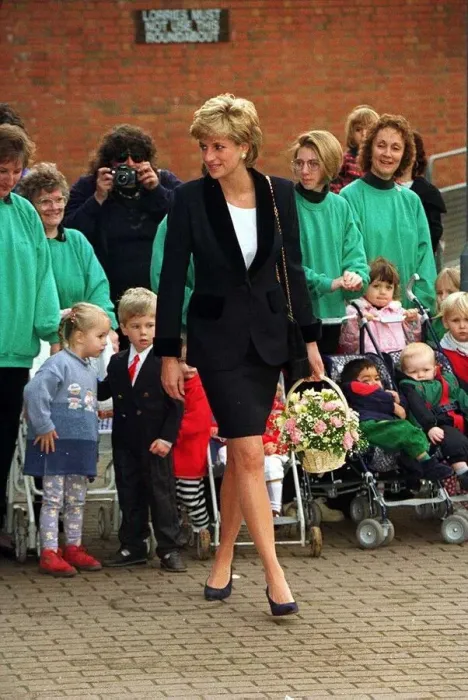 Framed Print : Princess Diana visiting Broadmoor Hospital in Crowthorne Framed Print : Princess Diana visiting Broadmoor Hospital in Crowthorne