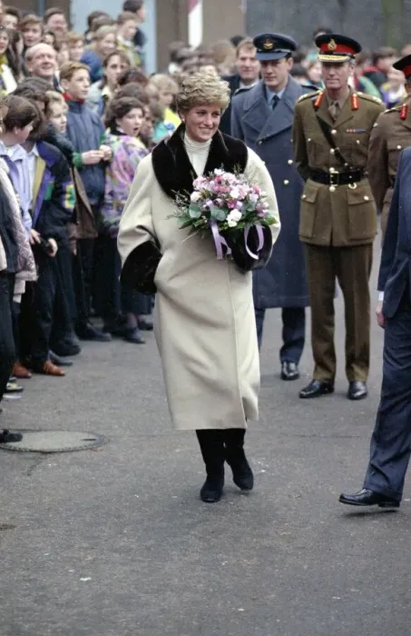 Framed Print : Princess Diana visiting families of the Gulf War soldiers at Hohne Army Base in Germany Framed Print : Princess Diana visiting families of the Gulf War soldiers at Hohne Army Base in Germany