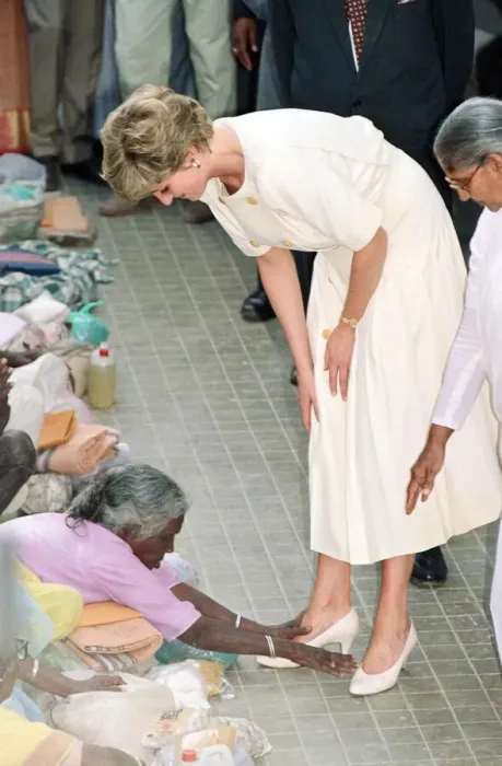 Framed Print : Princess Diana visiting Mianpur Old Age Welfare Centre in Hyderabad, India Framed Print : Princess Diana visiting Mianpur Old Age Welfare Centre in Hyderabad, India