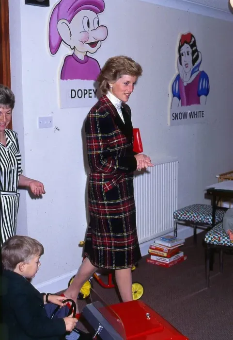 Framed Print : Princess Diana visits children suffering from leukaemia at a holiday house in Prestwick