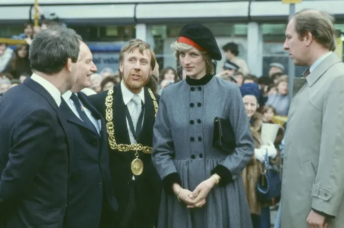 Framed Print : Princess Diana visits the people of Maryhill in Glasgow in March 1983
