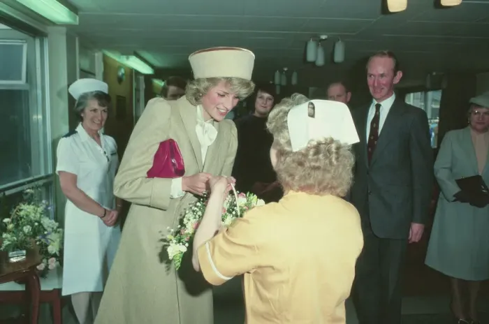 Framed Print : Princess Diana visits Roxburghe House Hospice in Aberdeen before returning to London Framed Print : Princess Diana visits Roxburghe House Hospice in Aberdeen before returning to London