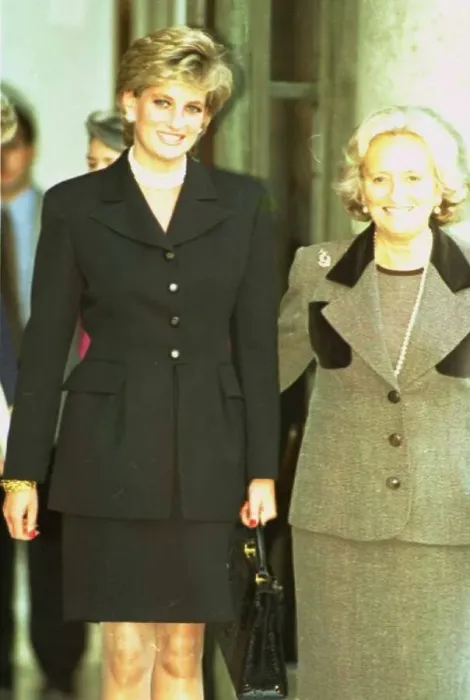 Framed Print : Princess Diana walking beside Madame Bernadette Chirac at the Elysee Palace in in Paris Framed Print : Princess Diana walking beside Madame Bernadette Chirac at the Elysee Palace in in Paris
