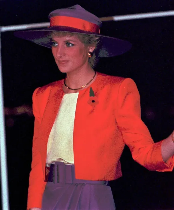 Framed Print : PRINCESS DIANA, WEARING RED JACKET AND PURPLE SKIRT, DURING TOUR OF CHINA AND HONG KONG Framed Print : PRINCESS DIANA, WEARING RED JACKET AND PURPLE SKIRT, DURING TOUR OF CHINA AND HONG KONG