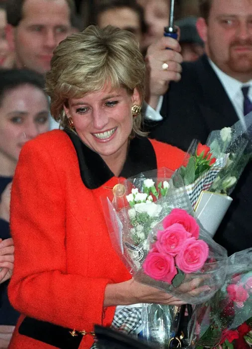 Framed Print : PRINCESS DIANA WEARS A RED SUIT, SMILES AND CARRIES FLOWERS DURING A VISIT TO THE ENGLISH Framed Print : PRINCESS DIANA WEARS A RED SUIT, SMILES AND CARRIES FLOWERS DURING A VISIT TO THE ENGLISH
