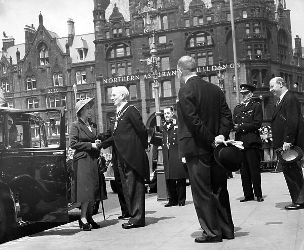 Princess Elizabeth arrives in Albert Square, Manchester
