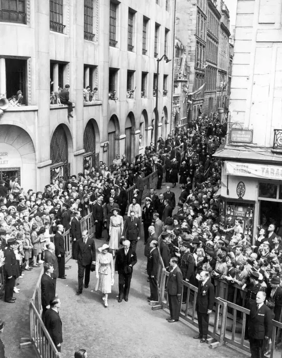 Framed Print : Princess Elizabeth and the Duke of Edinburgh on The rue du Faubourg Saint-Honor Framed Print : Princess Elizabeth and the Duke of Edinburgh on The rue du Faubourg Saint-Honor