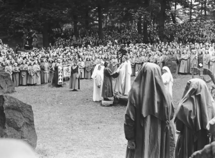 Framed Print : Princess Elizabeth is invested Honorary Ovate to the Gorsedd of the Bards of Wales