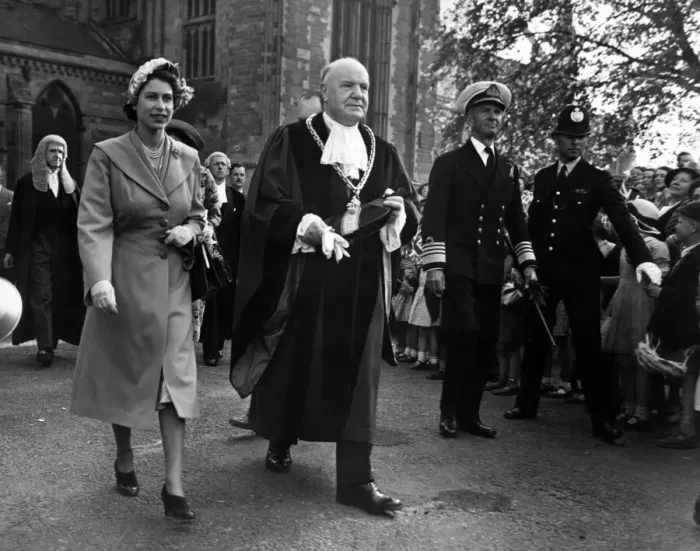 Framed Print : Princess Elizabeth (later Queen Elizabeth II) leaving the Worcester Cathedral with