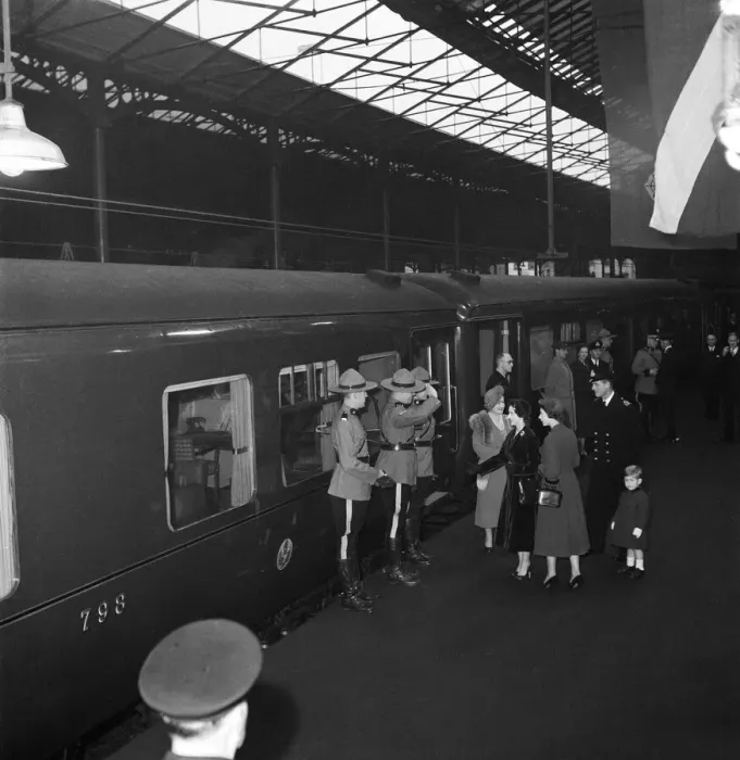Framed Print : Princess Elizabeth and Prince Philip return home from the Royal Tour
