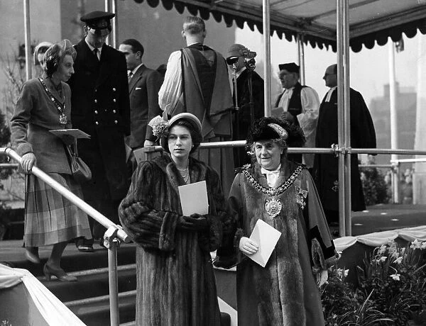 Princess Elizabeth visits Manchester. Pictured after the dedication ceremony in