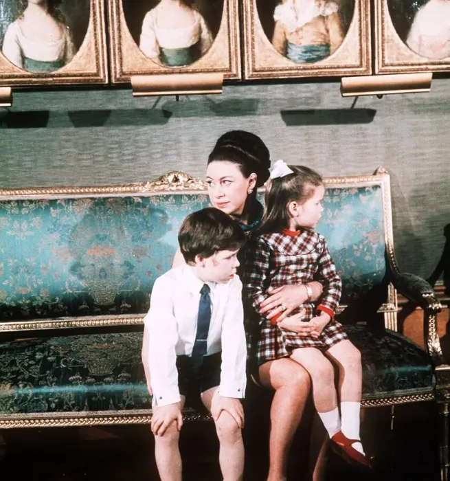Framed Print : Princess Margaret 1969 with children Viscount Linley and Lady sarah Armstrong Jones
