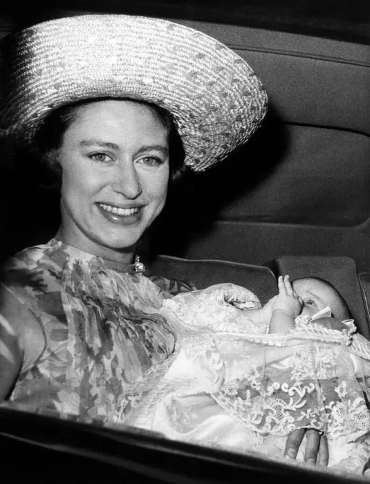 Framed Print : Princess Margaret and child Lady Sarah Armstrong - July 1964 Framed Print : Princess Margaret and child Lady Sarah Armstrong - July 1964