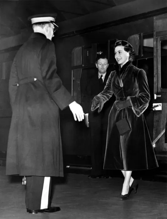 Framed Print : Princess Margaret is greeted by Viscount Allendale as she steps from the train