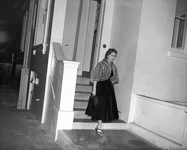 Princess Margaret leaves a flat October 1955 weby