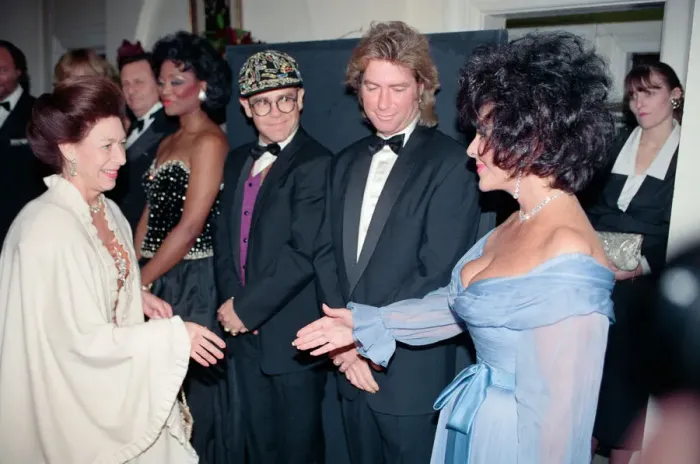Framed Print : Princess Margaret meets Elizabeth Taylor at a gala dinner in aid of the AIDS Crisis Trust