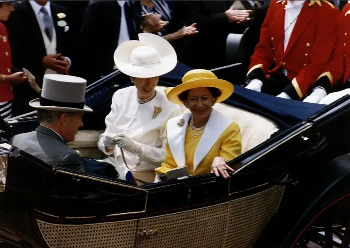 Framed Print : Princess Margaret and Princess Anne at Royal Ascot in June 1992 Framed Print : Princess Margaret and Princess Anne at Royal Ascot in June 1992