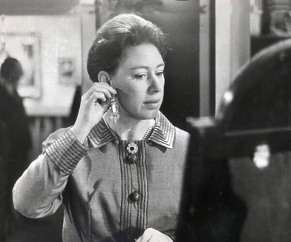 Princess Margaret tries on new earrings Valued at £