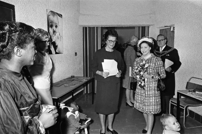 Framed Print : Princess Margaret visits the Sparkbrook Association Family Centre. 20th November 1968 Framed Print : Princess Margaret visits the Sparkbrook Association Family Centre. 20th November 1968