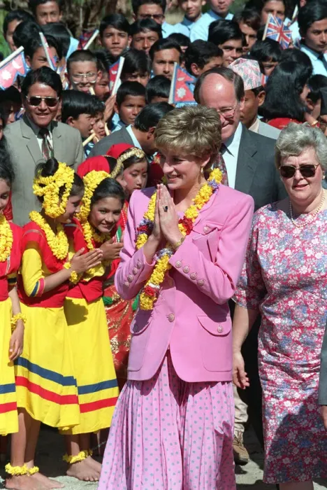 Framed Print : PRINCESS OF WALES AND BARONESS LYNDA CHALKER DURING VISIT TO NEPAL 1993 Framed Print : PRINCESS OF WALES AND BARONESS LYNDA CHALKER DURING VISIT TO NEPAL 1993