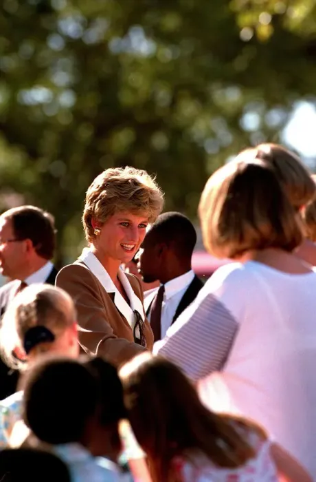 Framed Print : PRINCESS OF WALES GREETING PEOPLE DURING A VISIT TO RED CROSS CHARITY PROJECT IN ZIMBABWE Framed Print : PRINCESS OF WALES GREETING PEOPLE DURING A VISIT TO RED CROSS CHARITY PROJECT IN ZIMBABWE