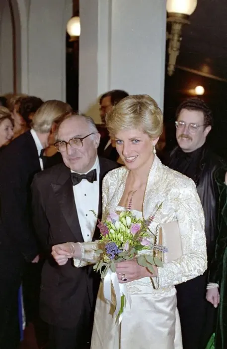Framed Print : The Princess of Wales makes a solo overseas visit to the United States, February 1989 Framed Print : The Princess of Wales makes a solo overseas visit to the United States, February 1989