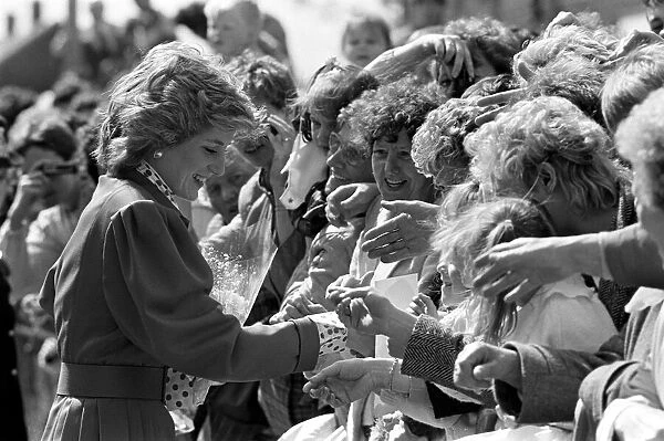 THE PRINCESS OF WALES MEETING PEOPLE DURING VISIT TO NEWCASTLE APRIL 1986