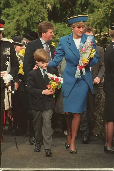 PRINCESS OF WALES, SMILING LEADING PRINCE WILLIAM AFTER MEETING CROWDS