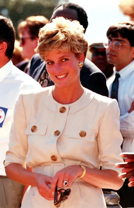 Framed Print : PRINCESS OF WALES SMILING DURING A VISIT TO RED CROSS CHARITY PROJECT IN ZIMBABWE - JULY Framed Print : PRINCESS OF WALES SMILING DURING A VISIT TO RED CROSS CHARITY PROJECT IN ZIMBABWE - JULY