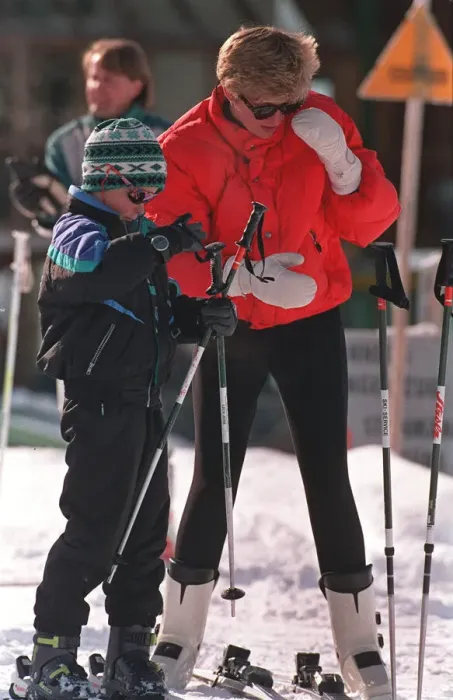 Framed Print : PRINCESS OF WALES WITH SON PRINCE HARRY AS THEY TAKE A SKIING HOLIDAY IN LECH