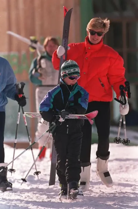 Framed Print : PRINCESS OF WALES WITH SON PRINCE HARRY AS THEY TAKE A SKIING HOLIDAY IN LECH Framed Print : PRINCESS OF WALES WITH SON PRINCE HARRY AS THEY TAKE A SKIING HOLIDAY IN LECH