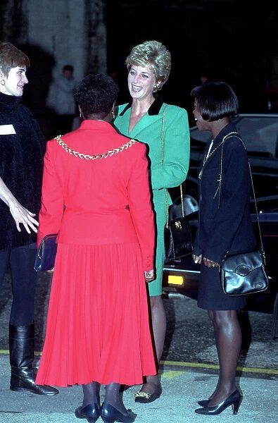 PRINCESS OF WALES IN SOUTHWARK - F  /  L, SMILING WEARING GREEN SUITS AS SHE TALKS TO A GROUP