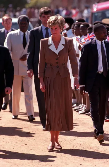 Framed Print : PRINCESS OF WALES DURING A VISIT TO RED CROSS CHARITY PROJECTS IN ZIMBABWE - JULY 1993 Framed Print : PRINCESS OF WALES DURING A VISIT TO RED CROSS CHARITY PROJECTS IN ZIMBABWE - JULY 1993