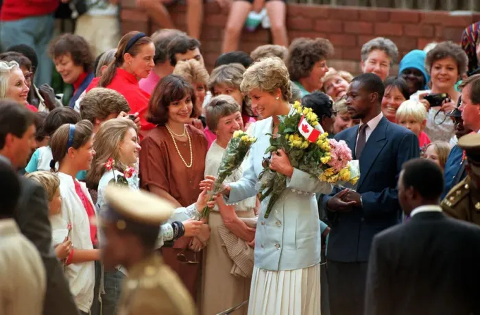 Framed Print : PRINCESS OF WALES VISITS RED CROSS CHARITY PROJECTS IN ZIMBABWE - JULY 1993 Framed Print : PRINCESS OF WALES VISITS RED CROSS CHARITY PROJECTS IN ZIMBABWE - JULY 1993