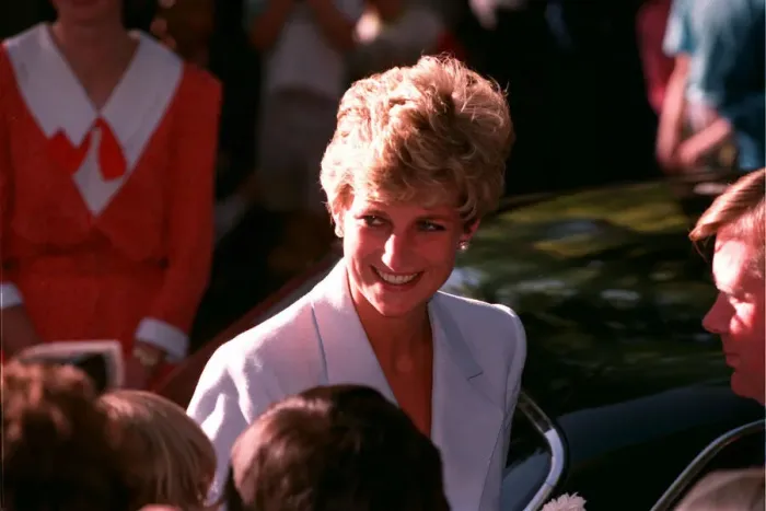 Framed Print : PRINCESS OF WALES VISITS RED CROSS CHARITY PROJECTS IN ZIMBABWE - JULY 1993 Framed Print : PRINCESS OF WALES VISITS RED CROSS CHARITY PROJECTS IN ZIMBABWE - JULY 1993