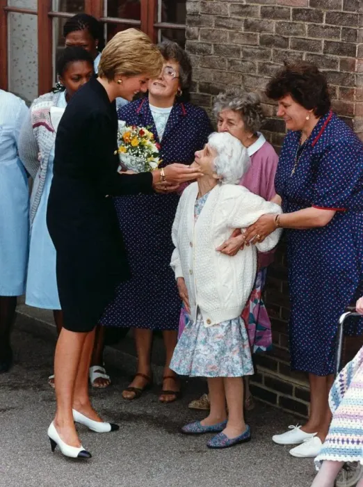 Framed Print : The Princess of Wales visted the Guiness Trust Estate in Newham London September 18th