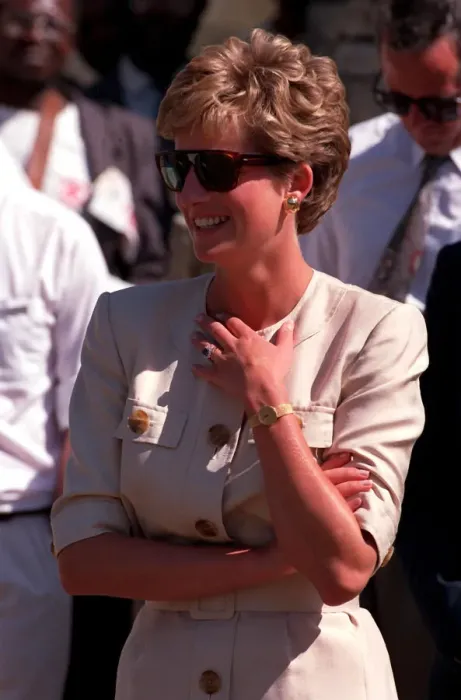 Framed Print : PRINCESS OF WALES WEARING SUNGLASSES AND SMILING DURING A VISIT TO RED CROSS CHARITY