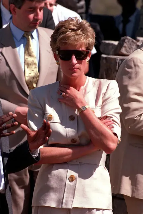 Framed Print : PRINCESS OF WALES WEARING SUNGLASSES AND SMILING DURING A VISIT TO RED CROSS CHARITY Framed Print : PRINCESS OF WALES WEARING SUNGLASSES AND SMILING DURING A VISIT TO RED CROSS CHARITY